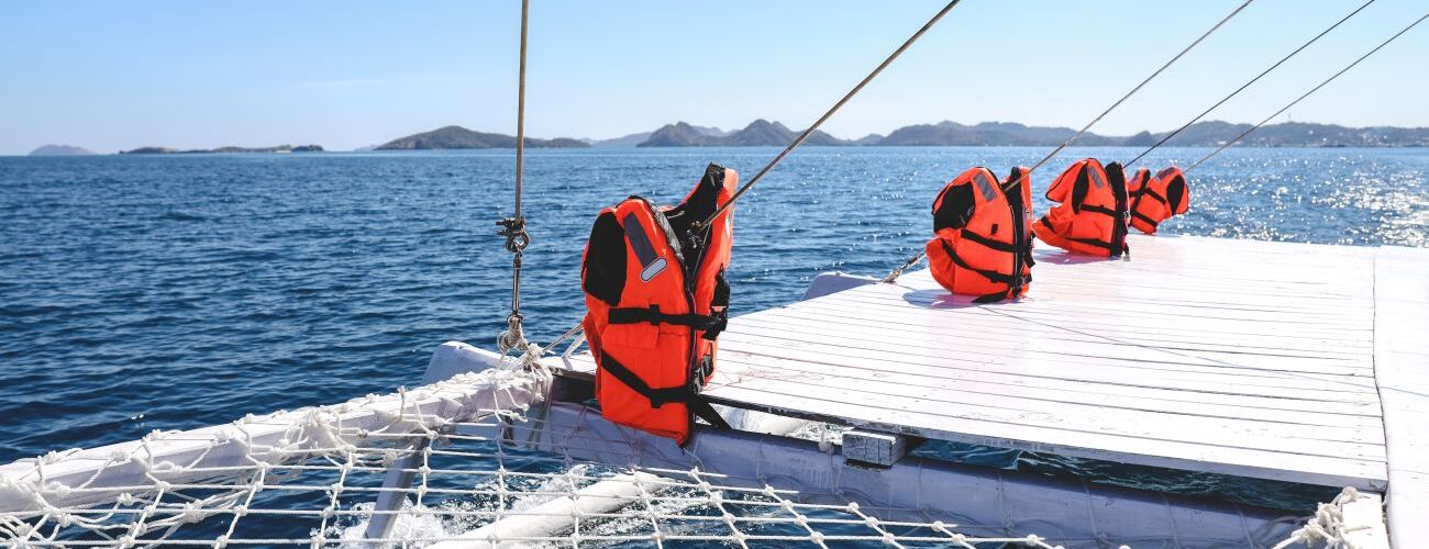 Надежные спасательные жилеты в лодку – по низким ценам